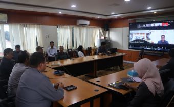 Ketua dan Anggota Bawaslu Jabar sedang melakukan diskusi daring di Ruang Gakkumdu Bawaslu Jabar (23/2/26)