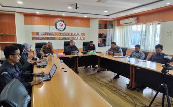 Kepala Sekretariat Bawaslu Provinsi Jawa Barat Widodo Wuryanto saat memberikan arahan dalam rapat koordinasi rutin jajaran sekretariat Bawaslu se-Jawa Barat yang dilaksanakan secara daring di Bandung, Senin (20/4/2026).