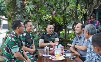 Suasana sejuk di halaman Makodam, Pimpinan Bawaslu Jabar lakukan silaturahmi kelembagaan bersama Pangdam III Siliwangi (27/4/26)