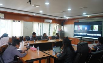 Kordiv. P2H Hj. Nurymah dan staf Sekretariat Bawaslu Provinsi Jawa Barat saat mengikuti Rapat Sosialisasi Pendidikan Pengawas Partisipatif (P2P) yang digelar oleh Bawaslu RI secara daring di Ruang Rapat Bawaslu Provinsi Jawa Barat, Kota Bandung, Selasa (5/5/2026).