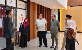 Deputi Bidang Dukungan Teknis Bawaslu RI Yusti Erlina dan Kepala Biro Fasilitasi Pengawasan Pemilu Eliazar Barus saat melakukan supervisi pengawasan PDPB dan meninjau fasilitas gedung baru di Kantor Bawaslu Provinsi Jawa Barat, Bandung, Selasa (5/5/2026).