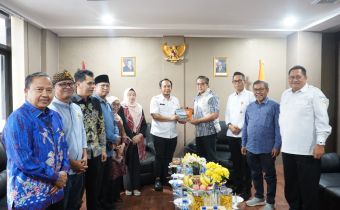 Foto bersama pimpinan Bawaslu dan Wakil Ketua Komisi II DPR RI selepas Diskusi (6/5/26)