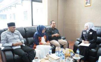 Ketua Bawaslu Provinsi Jawa Barat Zaky Muhammad Zam-zam (tengah) didampingi jajaran pimpinan Bawaslu Jabar saat menerima kunjungan kerja dan audiensi Anggota Komite I DPD RI Aanya Rina Casmayanti di Ruang Rapat Kantor Bawaslu Provinsi Jawa Barat, Kota Bandung, Senin (11/5/2026).