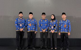 Sekretaris Jenderal Bawaslu RI, Drs. Ferdinand Eskol Tiar Sirait, M.H., M.E., M.Si. (tengah), berfoto bersama perwakilan Pegawai Negeri Sipil (PNS) Bawaslu Provinsi Jawa Barat usai prosesi Pengambilan Sumpah/Janji PNS di Jakarta, Selasa (19/5/2026).
