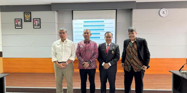 Kepala Sekretariat Bawaslu berfoto dengan penguji pada peluncuran rancangan proyek (11/09/2025) 