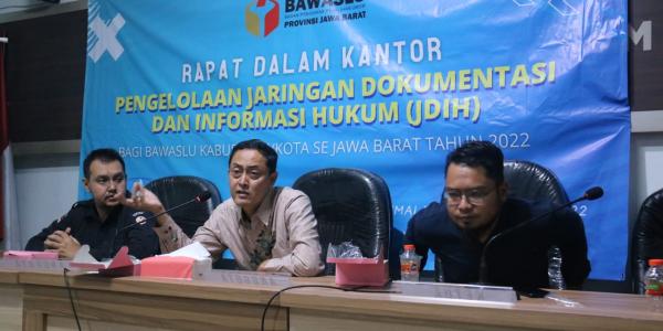 Koordinator Divisi Hukum Bawaslu Jabar memberikan arahan