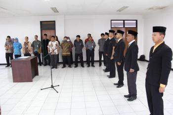 Kasek Bawaslu Jabar Lantik Kasek Panwaslu Kab/Kota Pemilukada 2015