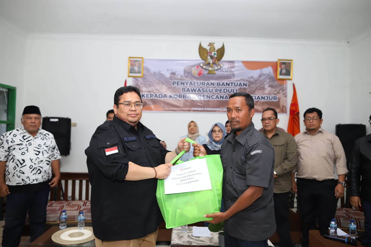 BAWASLU SALURKAN BANTUAN KEPADA KORBAN GEMPA CIANJUR