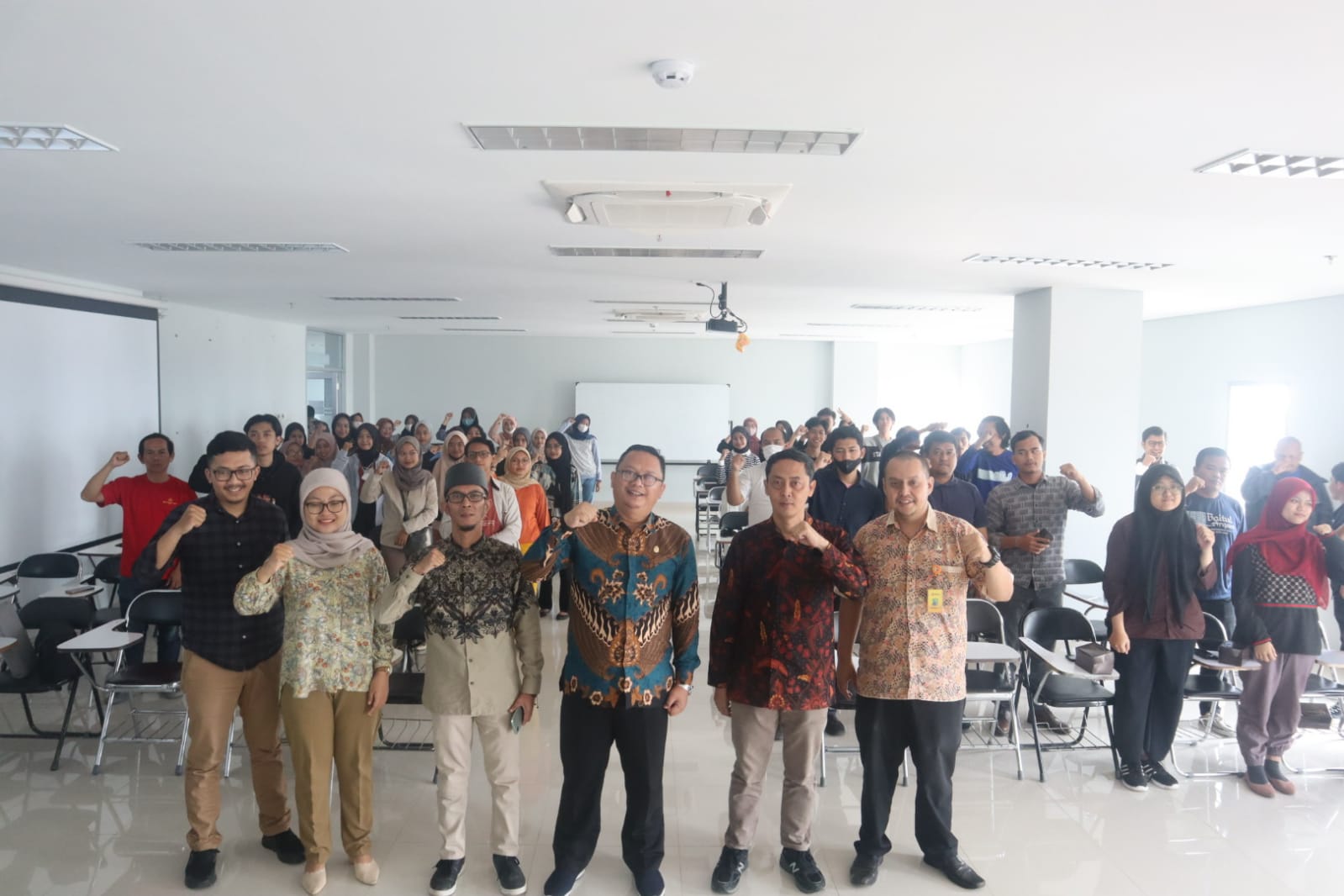 BAWASLU ADAKAN KULIAH REGULASI HUKUM DI UNIVERSITAS MUHAMMADIYAH BANDUNG 