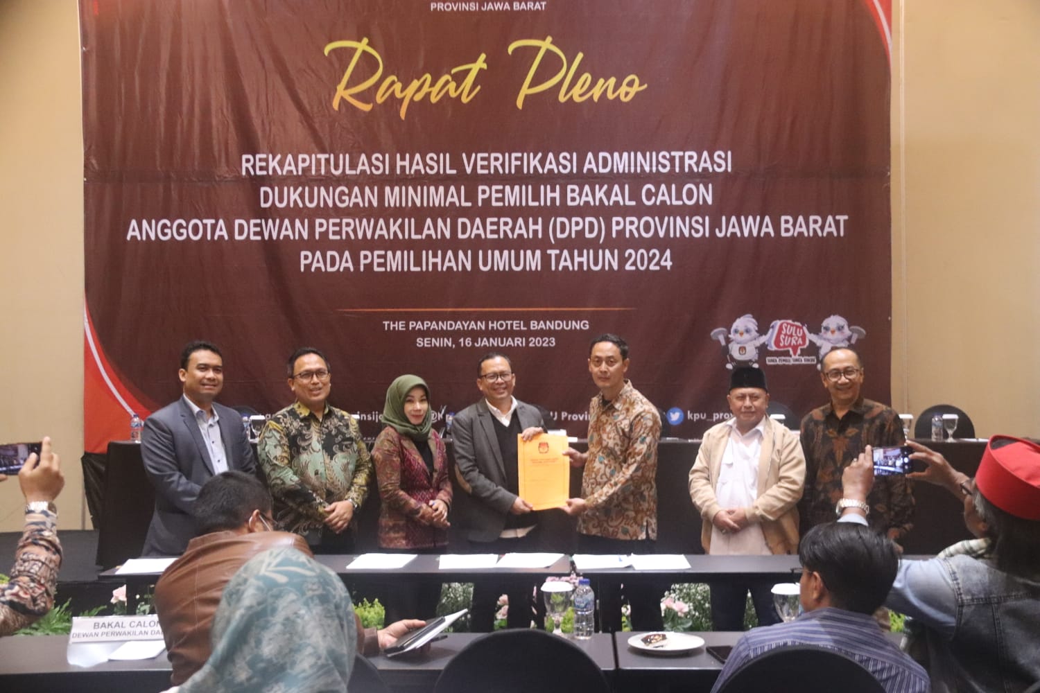 BAWASLU JABAR HADIR DAN AWASI LANGSUNG RAPAT PLENO REKAP VERMIN DUKUNGAN MINIMAL PEMILIH PERSEORANGAN BAKAL CALON ANGGOTA DPD 