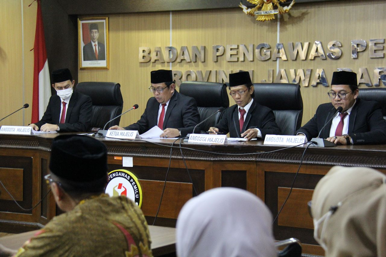BAWASLU PROVINSI JAWA BARAT BACAKAN TIGA PUTUSAN TERJADINYA KESEPAKATAN PENYELESAIAN SENGKETA PROSES PEMILU BAKAL CALON ANGGOTA DPD