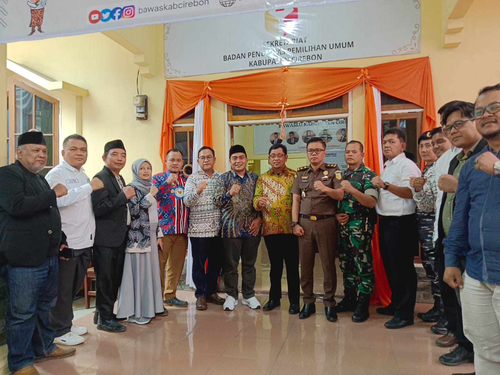 KETUA BAWASLU JABAR RESMIKAN KANTOR BAWASLU KABUPATEN CIREBON YANG BARU