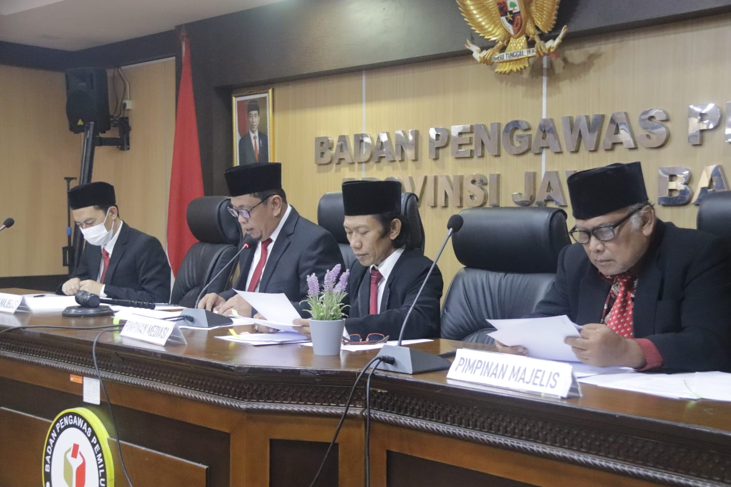 BAWASLU JABAR PIMPIN MEDIASI, EMPAT PERKARA SEPAKAT PEMOHON DIBERIKAN KESEMPATAN INPUT SILON 