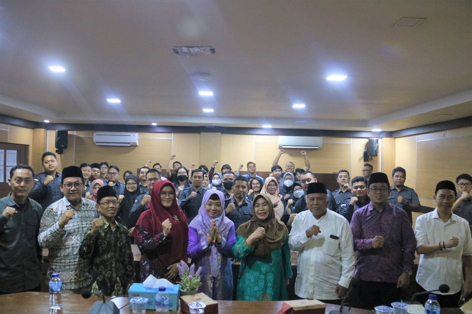 HALAL BIHALAL DENGAN JAJARAN, BAWASLU JABAR TINGKATKAN KEMAMPUAN LEADERSHIP DAN TEAMWORK 