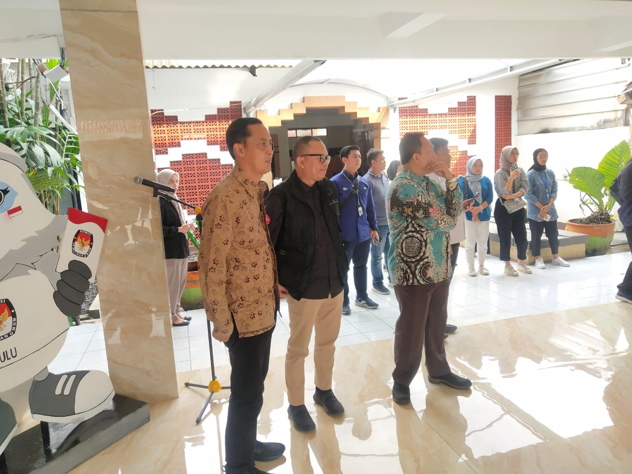 BAWASLU JABAR AWASI LANGSUNG TAHAPAN PENCALONAN PENDAFTARAN DI KPU JABAR