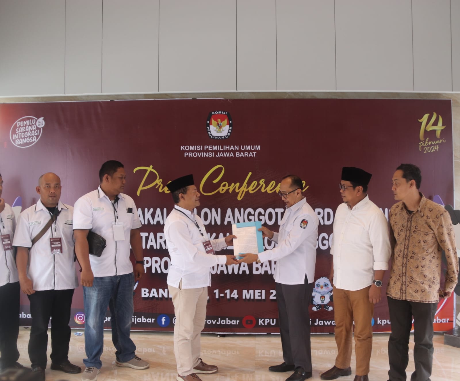 BAWASLU JABAR LAKUKAN PENGAWASAN PENDAFTARAN EMPAT CALON ANGGOTA DPD & SATU PARTAI YANG MENGAJUKAN CALON ANGGOTA DPRD PROVINSI JAWA BARAT DI HARI KEDELAPAN