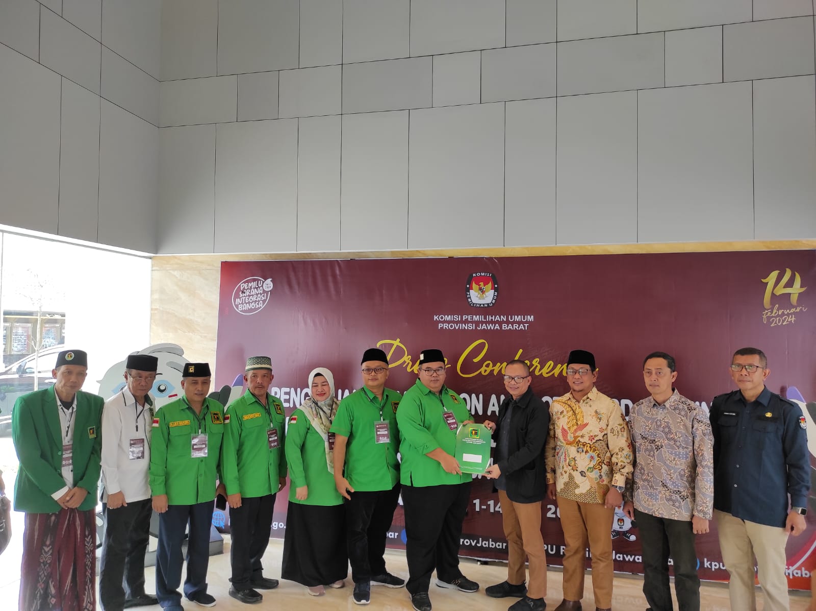 KETUA DAN ANGGOTA BAWASLU JABAR AWASI LANGSUNG PENGAWASAN PENCALONAN DPD DAN DPRD HARI KESEMBILAN 