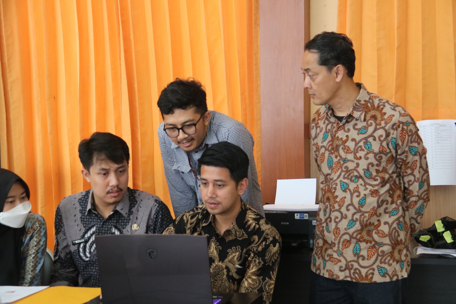 HARI KE 12 , DUA BAKAL CALON ANGGOTA DPD BELUM DITERBITKAN TANDA TERIMA KARENA KENDALA SILON 