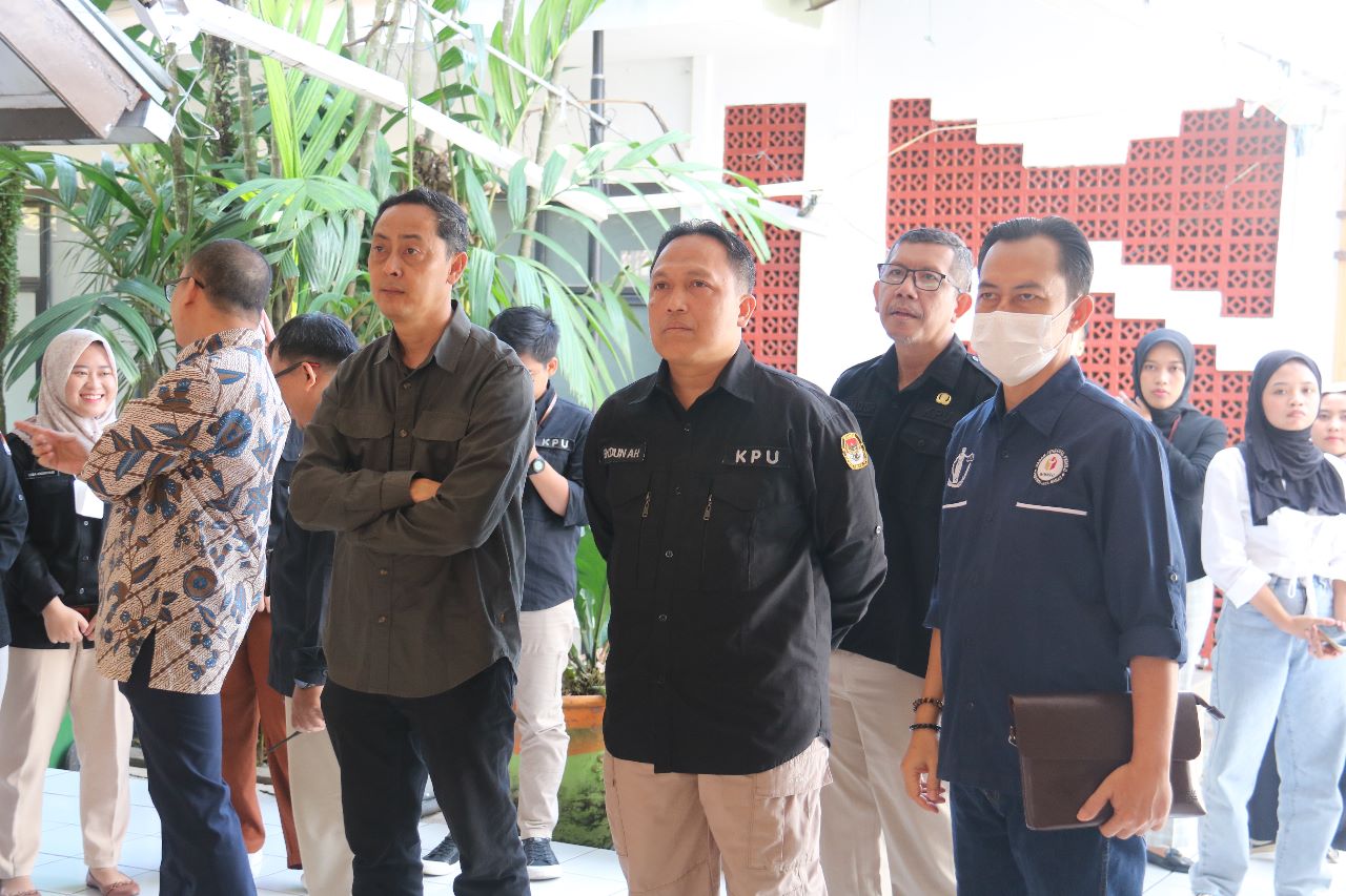 BAWASLU JABAR LAKUKAN PENGAWASAN PENDAFTARAN CALON DPD DAN PENGAJUAN NAMA CALON DPRD JABAR HARI KETIGA BELAS