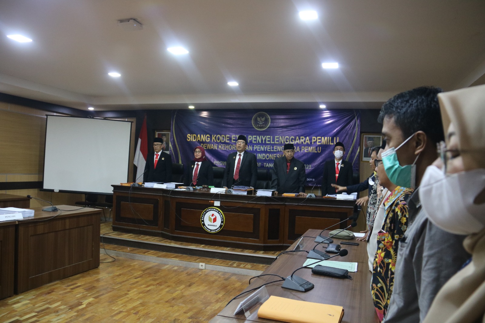 DKPP GELAR SIDANG KODE ETIK DI BAWASLU JABAR 