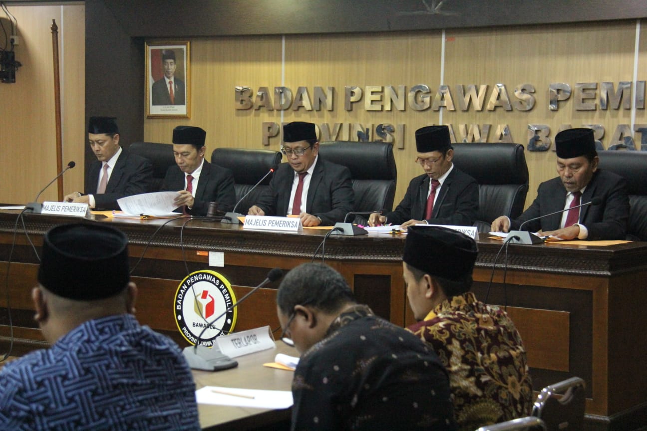PUTUSAN PENYELESAIAN PENANGANAN PELANGGARAN ADMINISTRATIF PEMILU: KPU KABUPATEN BANDUNG DAN KABUPATEN PURWAKARTA TERBUKTI BERSALAH