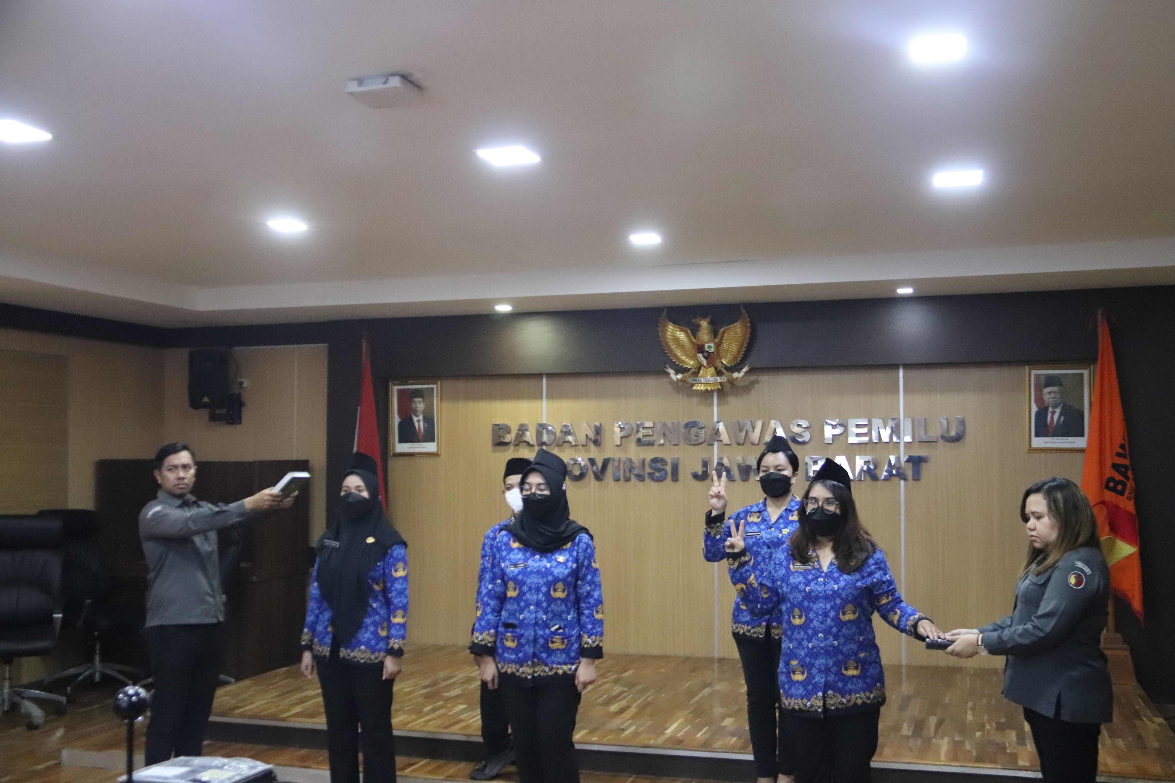 TIGA ORANG DILANTIK MENJADI PEJABAT FUNGSIONAL DI LINGKUNGAN BAWASLU PROVINSI JAWA BARAT 