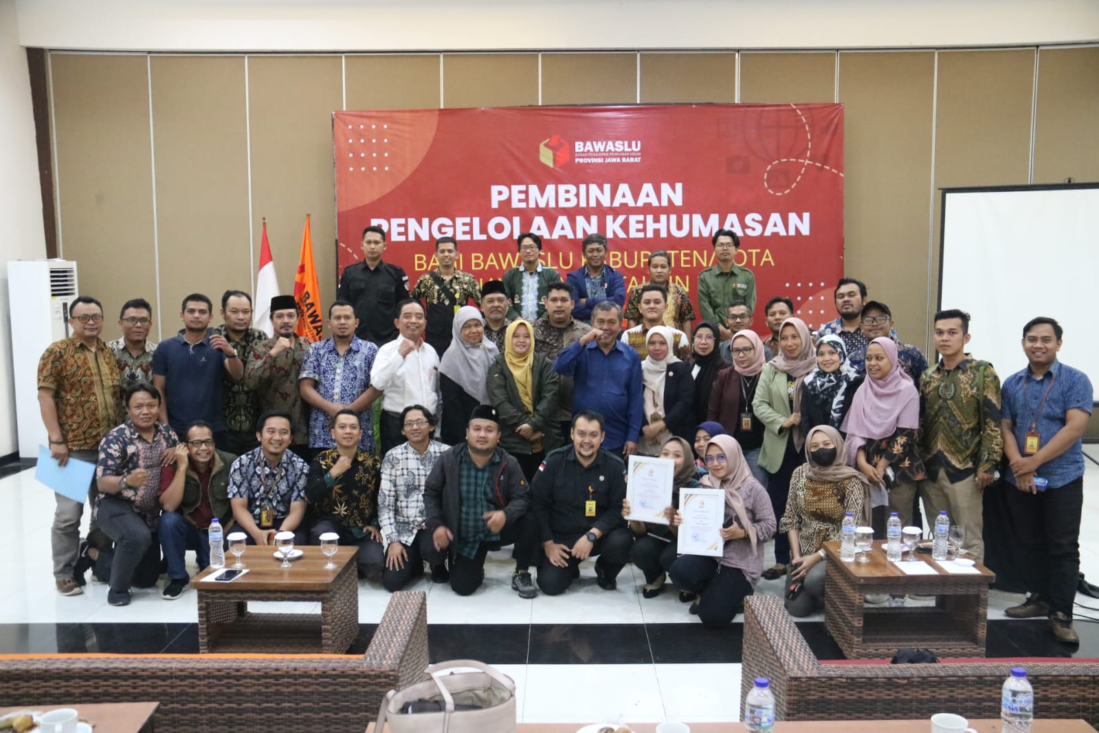 BAWASLU JABAR MEMBINA PENGELOLAAN KEHUMASAN 