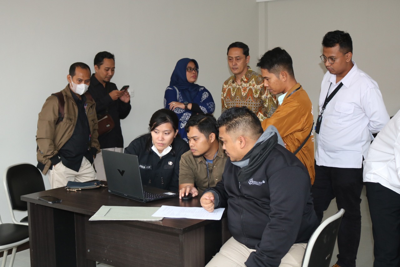 PIMPINAN BAWASLU JABAR MENGAWASI BERSAMA TIM FASILITASI