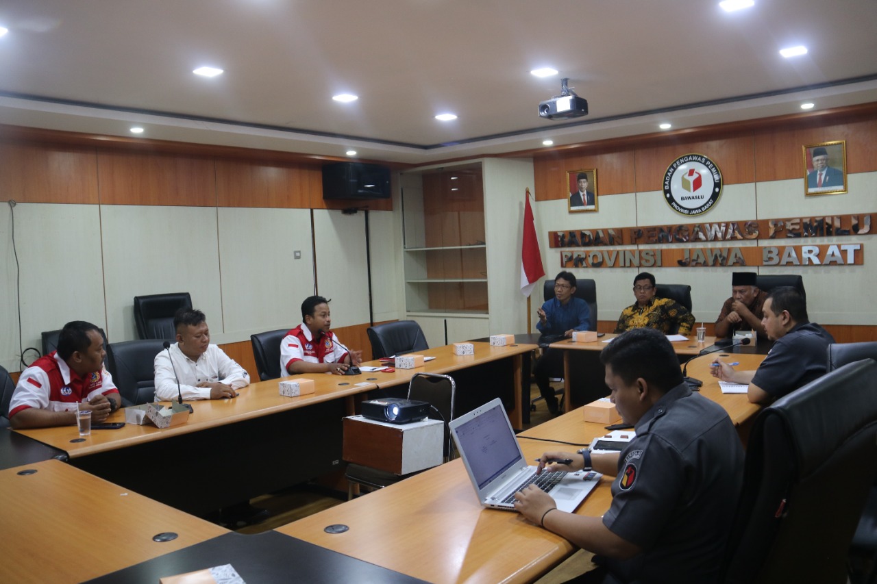 SINERGI DENGAN PEMANTAU, BAWASLU JABAR TERIMA AUDIENSI LAKI