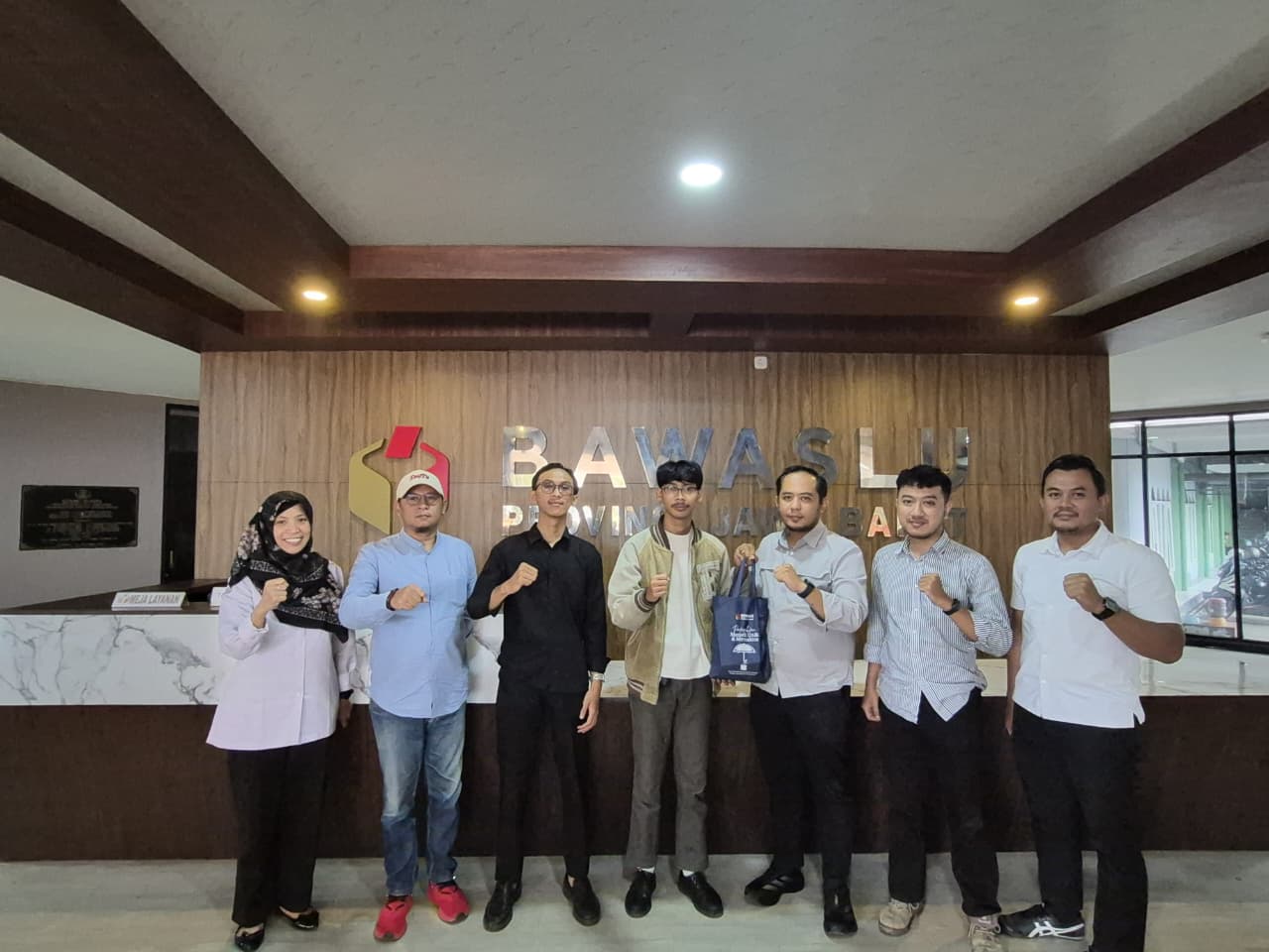 Ketua dan Anggota Bawaslu Jabar berfoto bersama setelah acara diskusi dengan ISMAHI