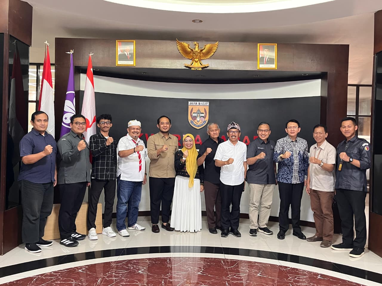 Ketua Bawaslu Jabar Zacky Muhammad Zam Zam dan Kordiv. P2HM Hj. Nuryamah berfoto bersama sesaat setelah audiensi dengan Kwarda Gerakan Pramuka Jawa Barat (3/2/2026)