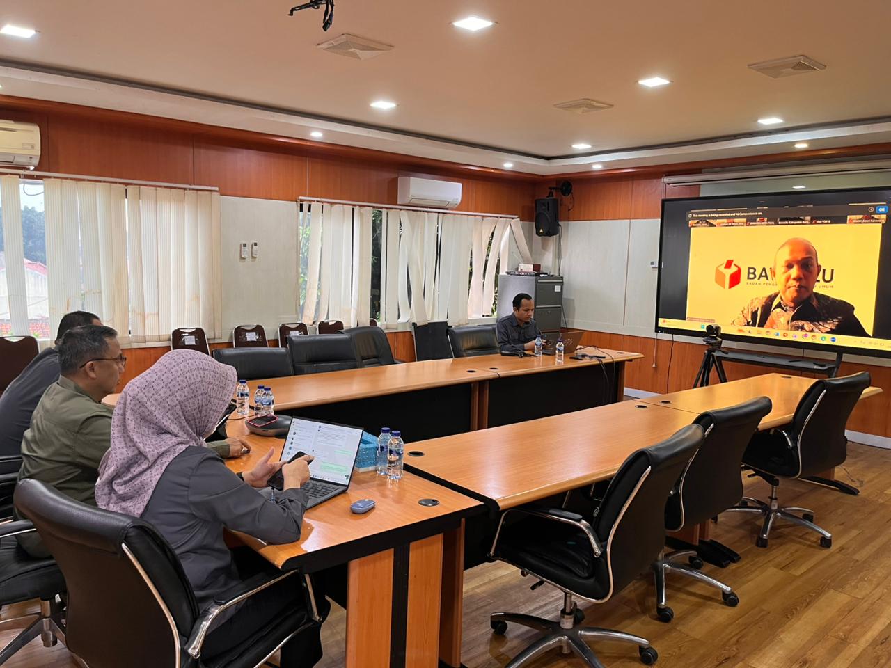 Kepala Sekretariat Bawaslu Jabar dan Para Kabag sedang mengikuti Rapat Daring di Ruangan Gakkumdu Bawaslu Jabar (9/2/26)