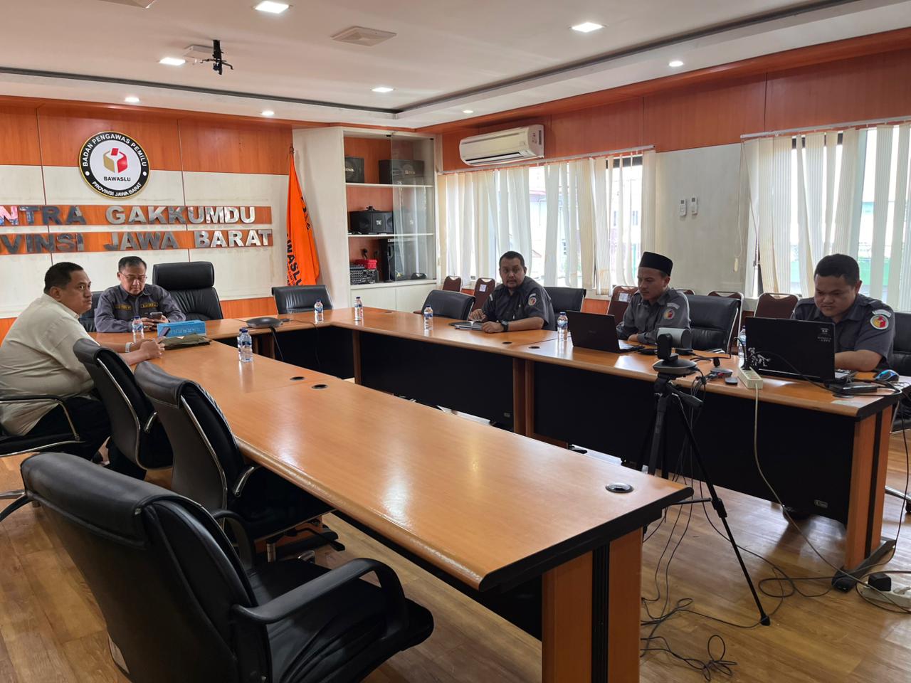 Ketua dan Anggota beserta Kepala Sekretariat Bawaslu Jabar gelar rapat daring persiapan Ngaburuti Pengawasan 2026 (10/2/2026)