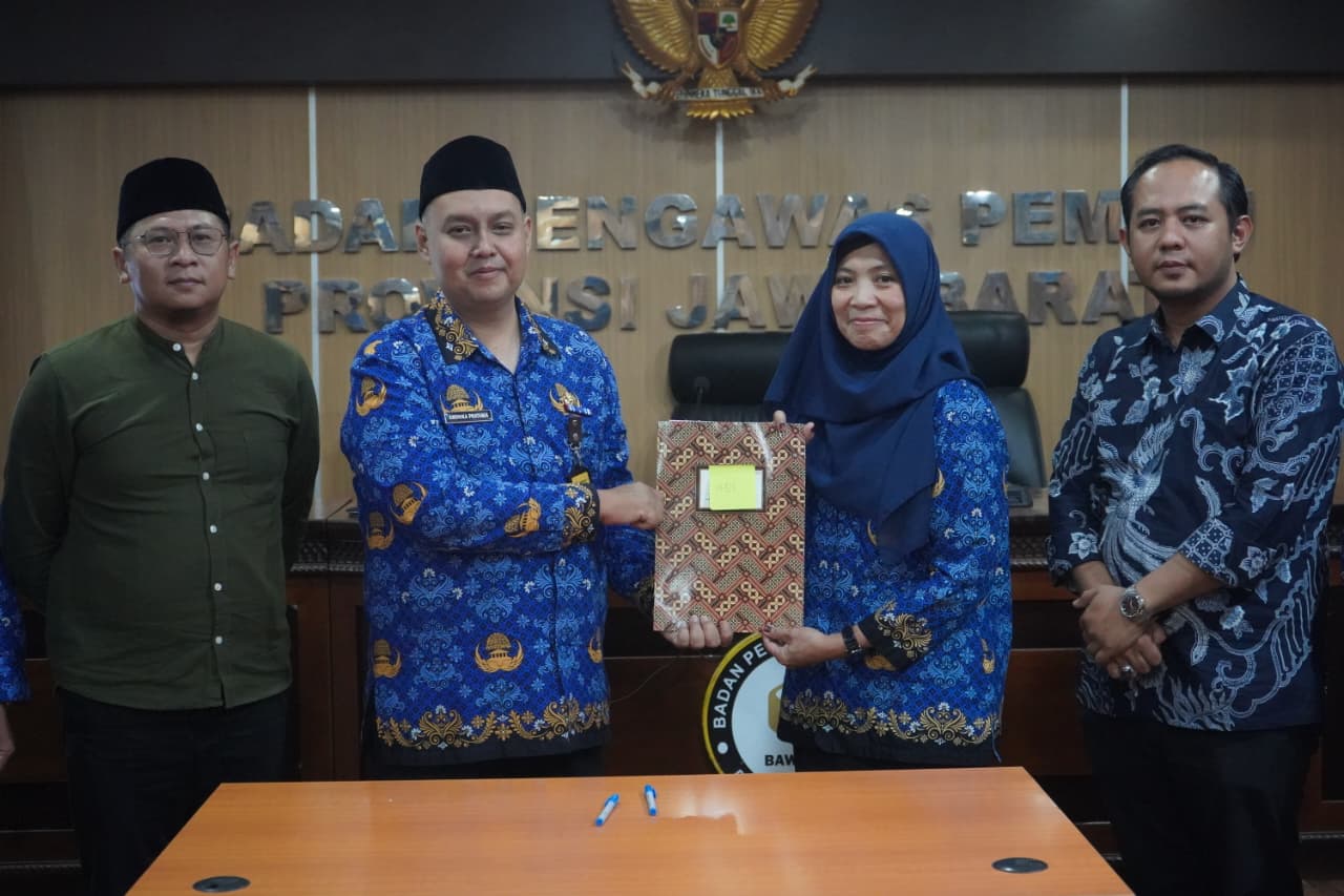 Ketua dan Kordiv. SDMO Bawaslu Jabar berfoto saat simbolis sertijab Kepala Bagian HHDI Bawaslu Jabar (12/2/26)