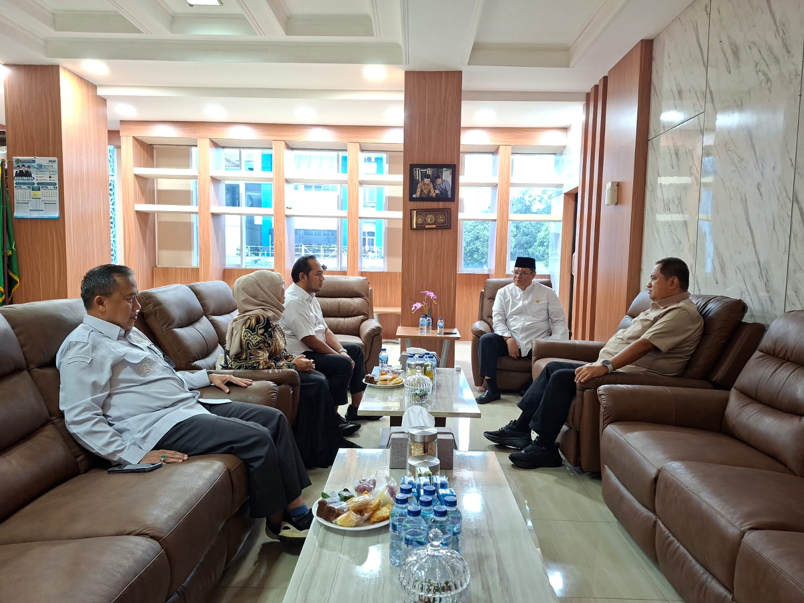 Ketua dan Anggota Bawaslu Jawa Barat melakukan kunjungan ke Kanwil Kemenag Jawa Barat dan diterima langsung oleh Kepala Kanwil, Dudu Rohman, pada 18 Februari 2026.