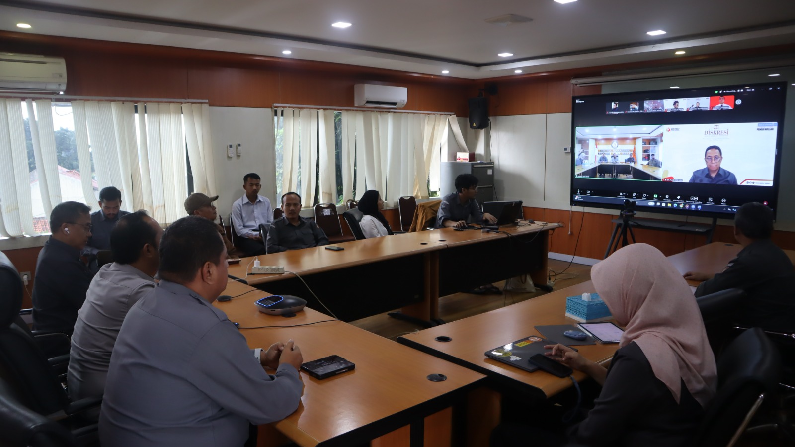 Ketua dan Anggota Bawaslu Jabar sedang melakukan diskusi daring di Ruang Gakkumdu Bawaslu Jabar (23/2/26)