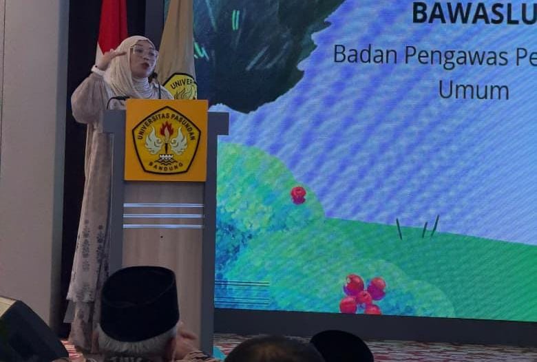 Kordiv. P2H Bawaslu Jabar Hj. Nuryamah sedang menyampaikan materi dalam konsolidasi demokrasi di Unpas (25/2/26)