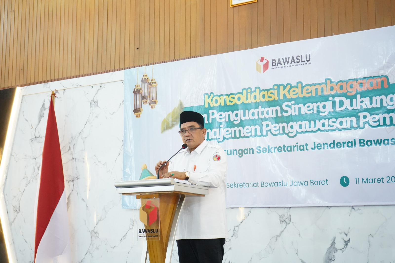 Deputi Bidang Administrasi Bawaslu RI, La Bayoni saat memberikan sambutan pada kegiatan konsolidasi kelembagaan di Bawaslu Provinsi Jawa Barat, Rabu, (11/2/2026).
