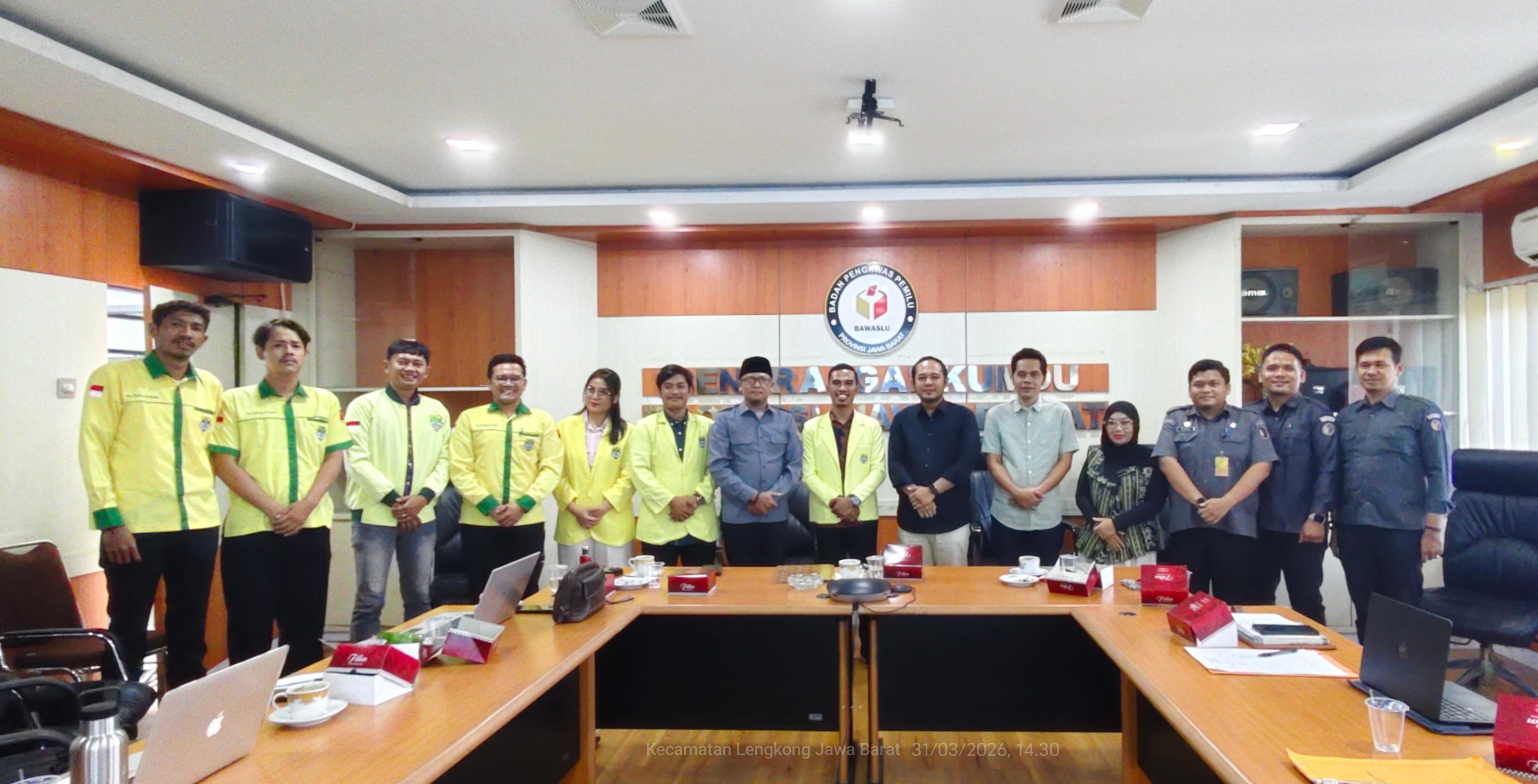 Ketua Bawaslu Provinsi Jawa Barat Zacky Muhammad Zam Zam (keenam dari kanan), Kordiv. SDMO Fereddy, Kordiv. Hukum Diklat Usep Agus Zawari, dan Kordiv. P2H Nuryamah (keempat dari kanan) berfoto bersama jajaran Pemuda Katolik Komda Jawa Barat usai audiensi penguatan pengawasan partisipatif di Ruang Gakkumdu, Bawaslu Jawa Barat, Selasa (31/3/2026) pukul 14.30 WIB.