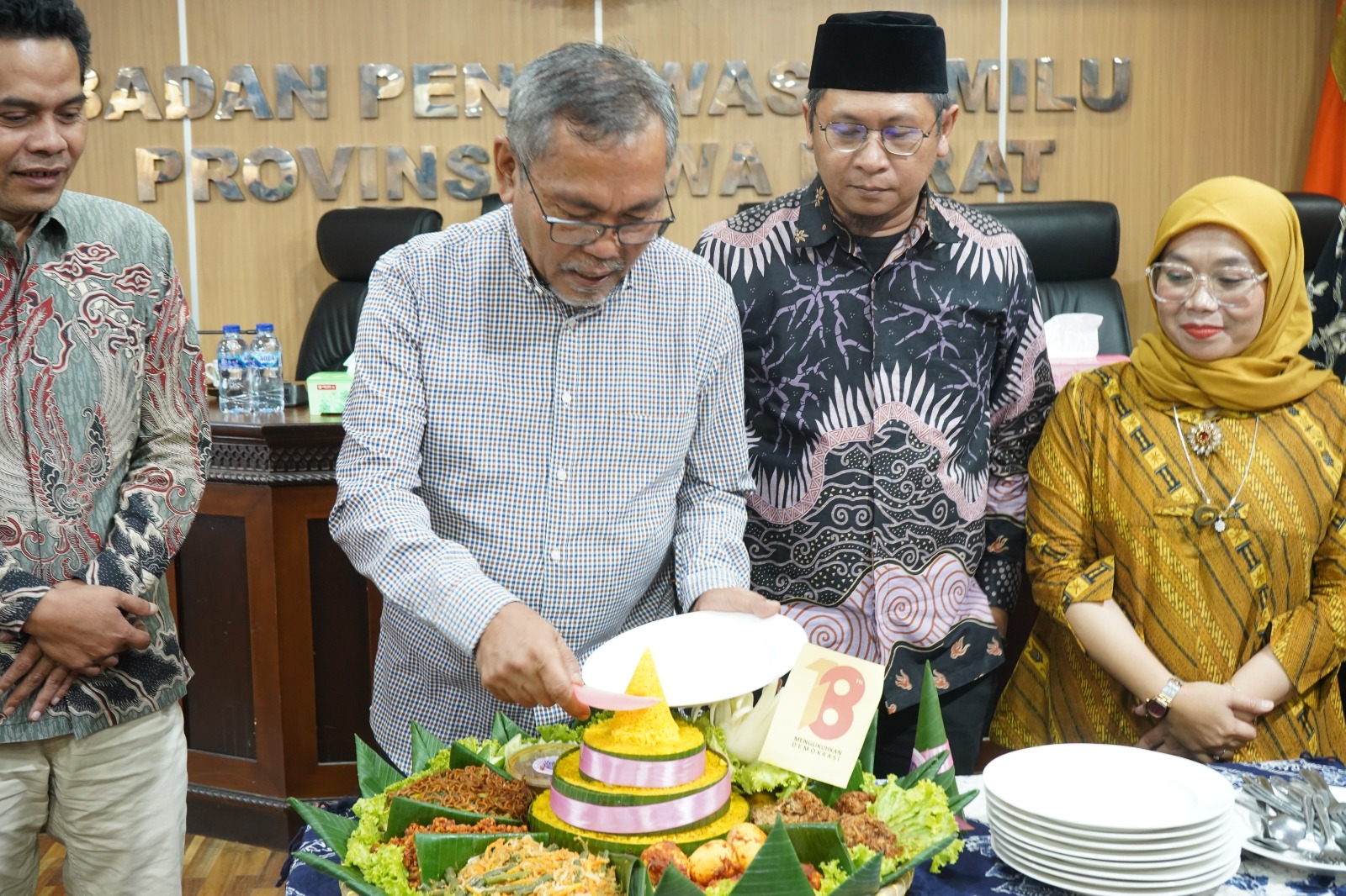 Anggota Bawaslu Jabar sedang memotong tumpeng dalam rangka HUT Bawaslu RI ke-18, di kantor Bawaslu Jabar (9/4/26)