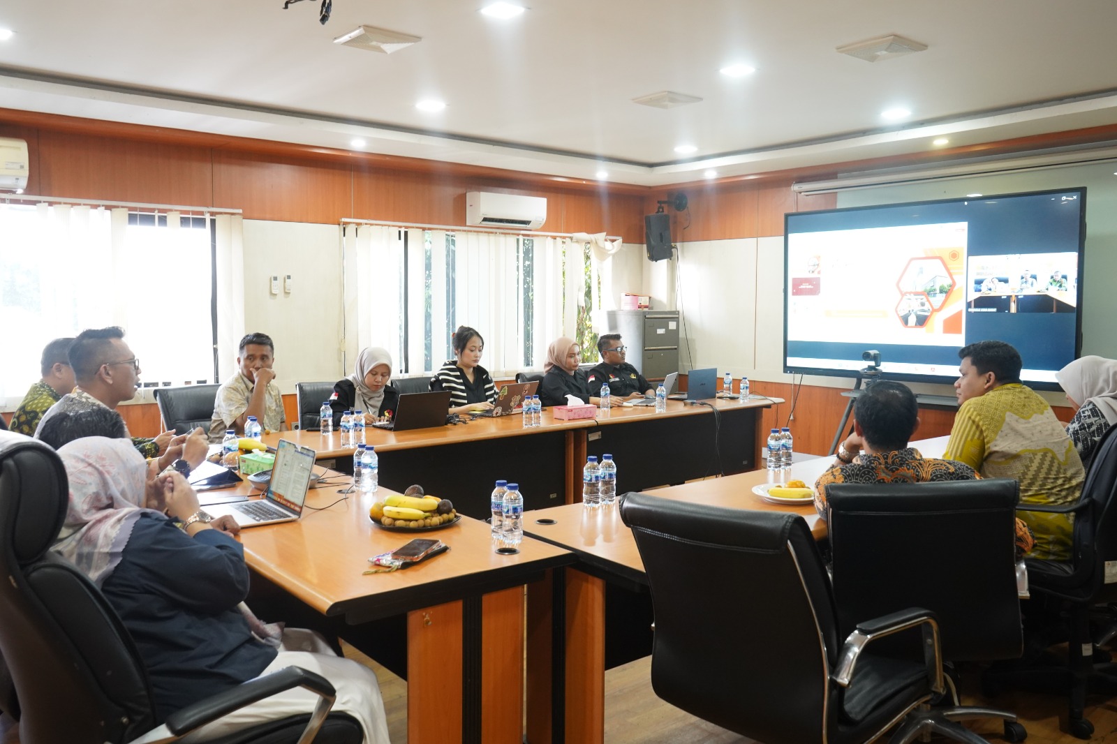 Kepala Biro Fasilitas Pengawasan Pemilu Bawaslu RI Eliazar Barus, Kordiv Pencegahan dan Partisipasi Masyarakat Bawaslu Provinsi Jawa Barat Hj. Nuryamah, Kepala Sekretariat Bawaslu Provinsi Jawa Barat Widodo Wuryanto, Tenaga Ahli Pencegahan Bawaslu RI Iji Jaelani dan jajaran Sekretariat Bawaslu Provinsi Jawa Barat mengikuti diskusi Pojok Pengawasan mengenai refleksi dan akselerasi pengawasan serta integrasi sistem pengawasan yang dilaksanakan secara daring dari Kantor Bawaslu Jabar (16/4/26)