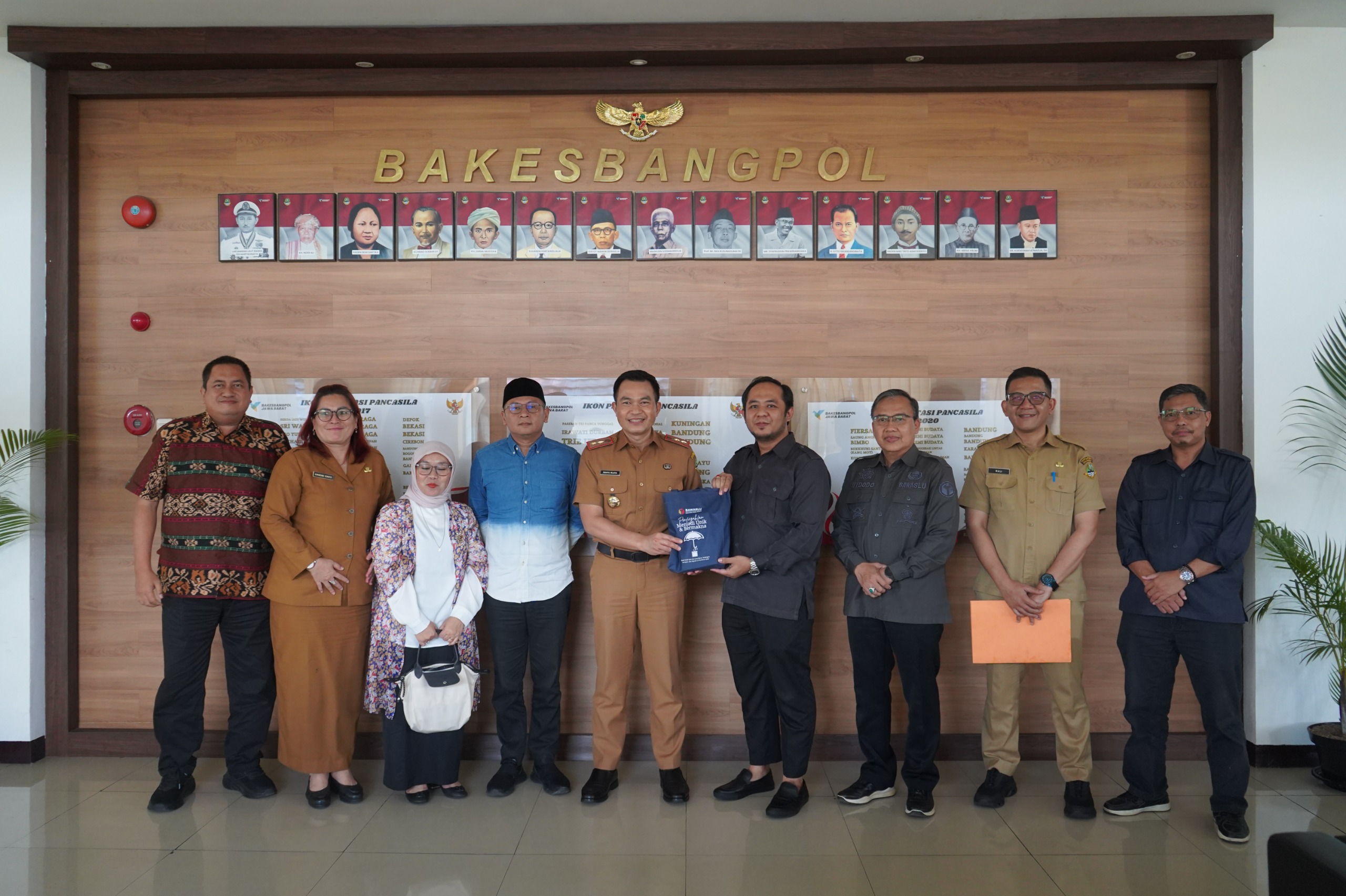 Ketua Bawaslu Provinsi Jawa Barat Zacky Muhammad Zam Zam beserta jajaran pimpinan Bawaslu Provinsi Jawa Barat melaksanakan audiensi strategis dengan Badan Kesbangpol Provinsi Jawa Barat di Kantor Kesbangpol Jawa Barat, Kota Bandung, Senin (20/4/2026).