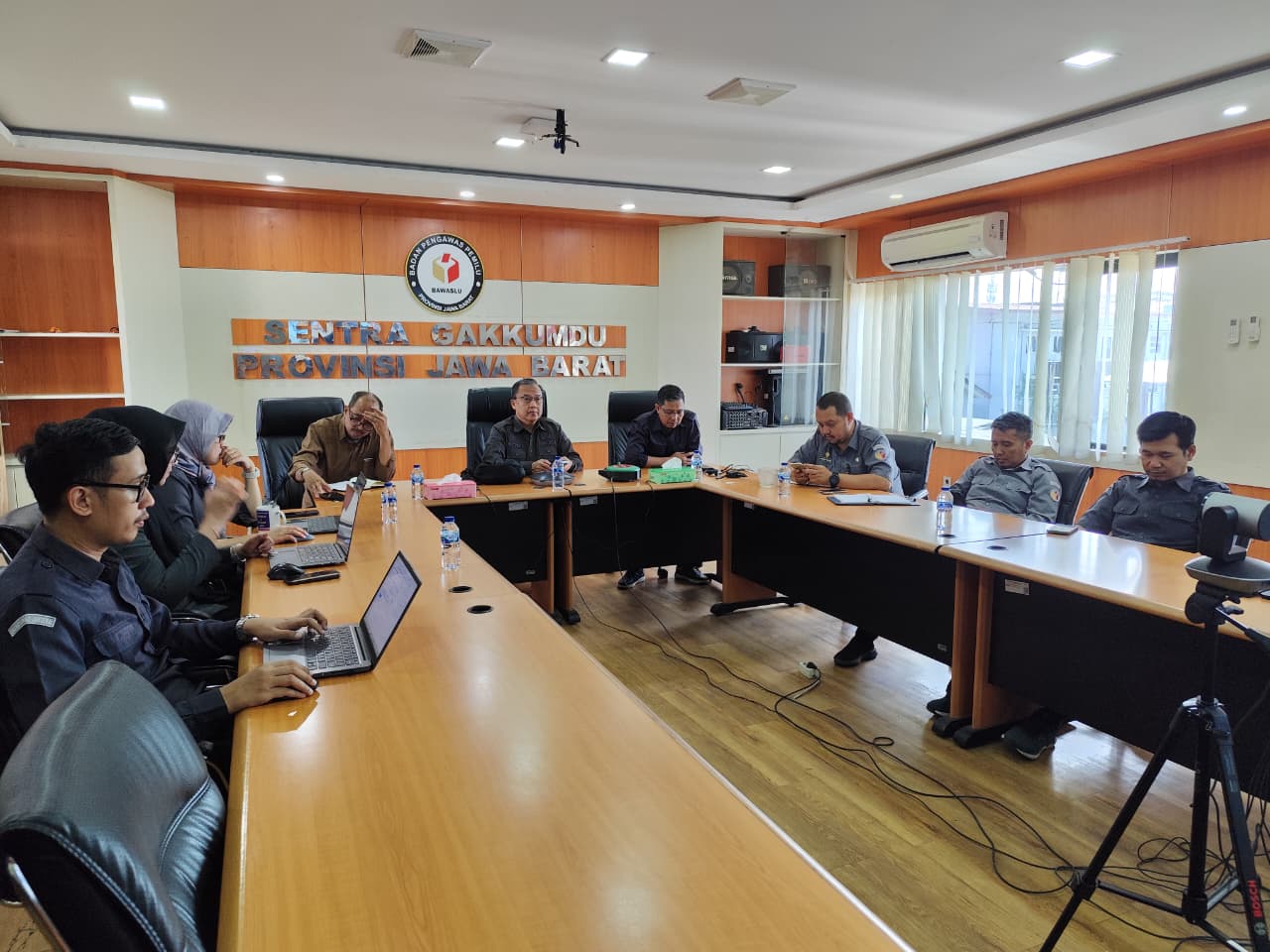 Kepala Sekretariat Bawaslu Provinsi Jawa Barat Widodo Wuryanto saat memberikan arahan dalam rapat koordinasi rutin jajaran sekretariat Bawaslu se-Jawa Barat yang dilaksanakan secara daring di Bandung, Senin (20/4/2026).