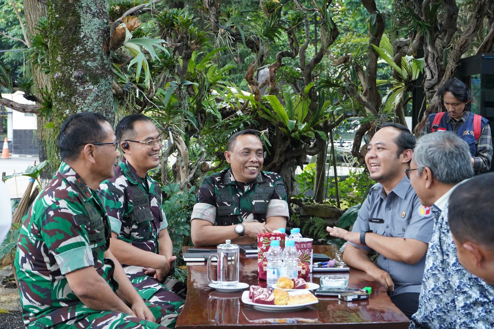Suasana sejuk di halaman Makodam, Pimpinan Bawaslu Jabar lakukan silaturahmi kelembagaan bersama Pangdam III Siliwangi (27/4/26)