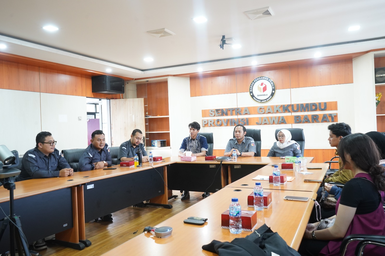 Ketua Bawaslu Provinsi Jawa Barat Zacky Muhammad Zam Zam dan Hj. Nuryamaj Kordiv P2H Bawaslu Jabar menerima audiensi Ketua Bappera FH Unpas M. Kurniawan beserta jajaran pengurus di Ruang Gakkumdu Bawaslu Provinsi Jawa Barat, Kota Bandung, Senin (27/4/2026),