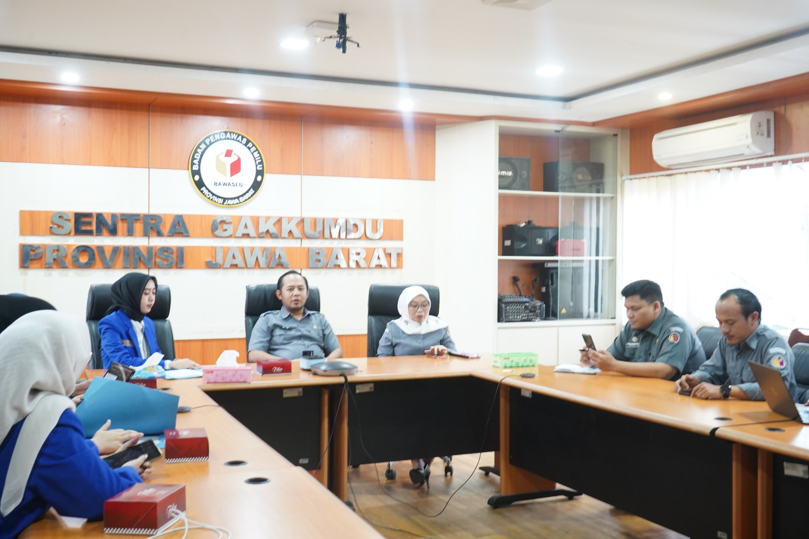 Ketua Bawaslu Provinsi Jawa Barat Zacky Muhammad Zam Zam dan Kordiv Pencegahan Bawaslu Provinsi Jawa Barat Nuryamah melaksanakan audiensi dengan jajaran pengurus KOPRI PKC PMII Jawa Barat guna membahas sinergi pengawasan partisipatif, demokrasi digital, dan keadilan gender di Bandung, Senin (27/4/2026).