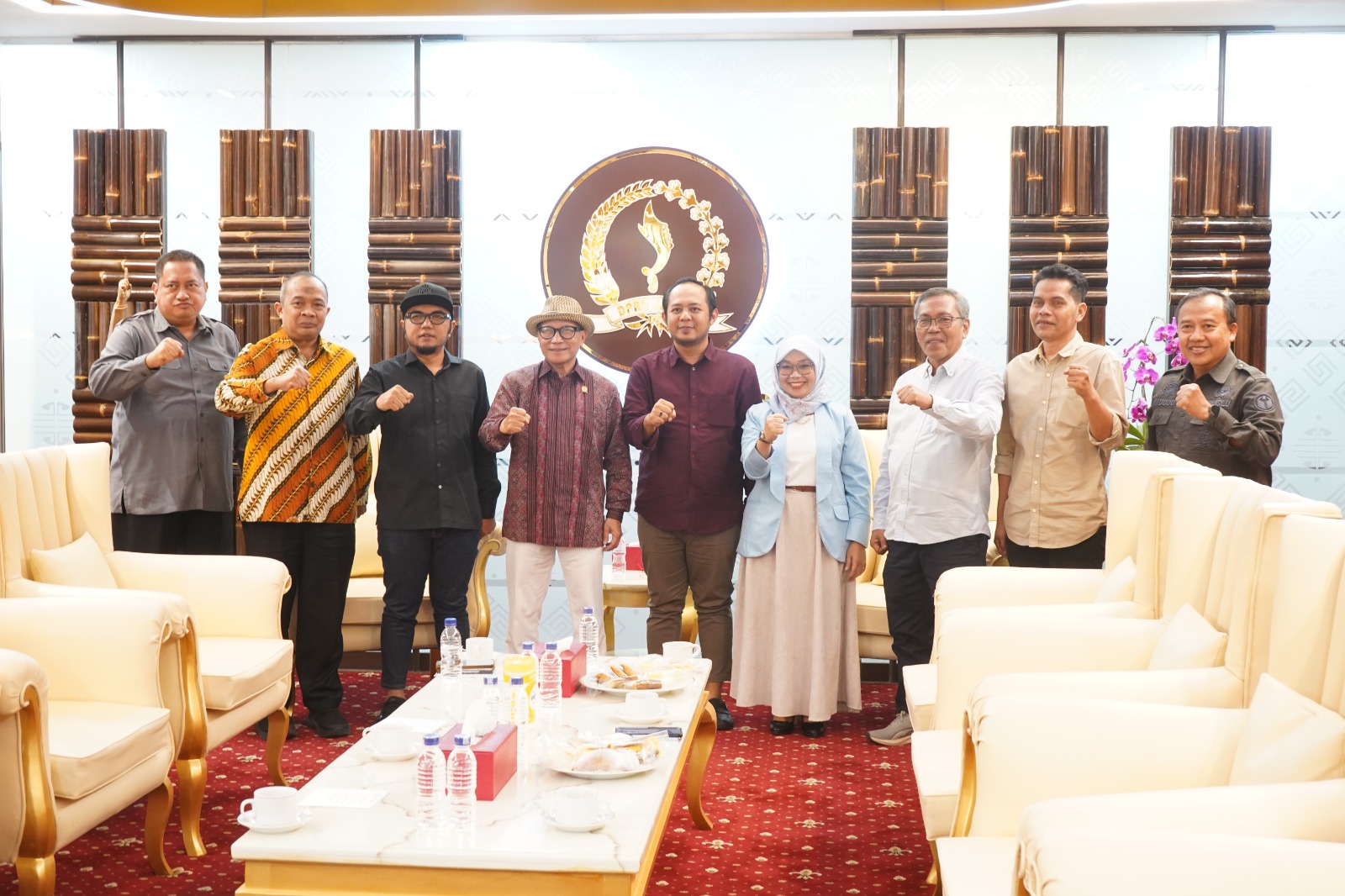 Ketua Bawaslu Provinsi Jawa Barat Zacky Muhammad Zam Zam dan jajaran pimpinan Bawaslu Jabar saat diterima oleh Ketua DPRD Jawa Barat Dr. Buky Wibawa, M.Si beserta para Wakil Ketua DPRD di Gedung DPRD Jabar, Bandung, Selasa (28/4/2026)