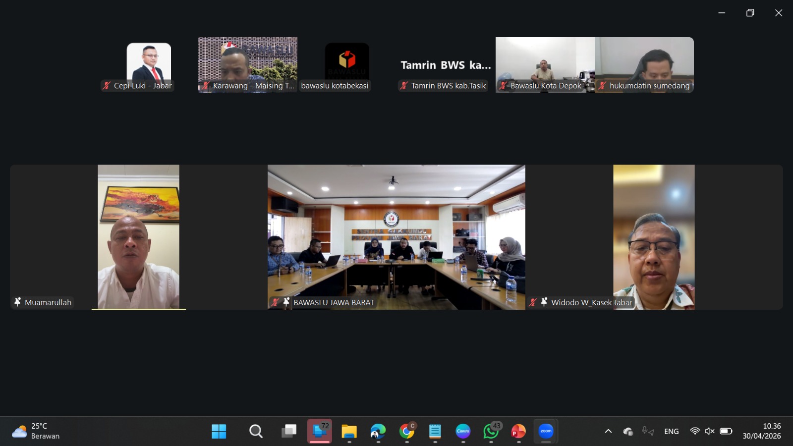 angkapan layar pelaksanaan rapat koordinasi daring jajaran Divisi Data dan Informasi Bawaslu Kabupaten/Kota se-Jawa Barat yang dipimpin oleh Kordiv Humas Datin Bawaslu Jabar Muamarullah dan Kepala Sekretariat Bawaslu Jabar Widodo Wuryanto, Kamis (30/4/2026).