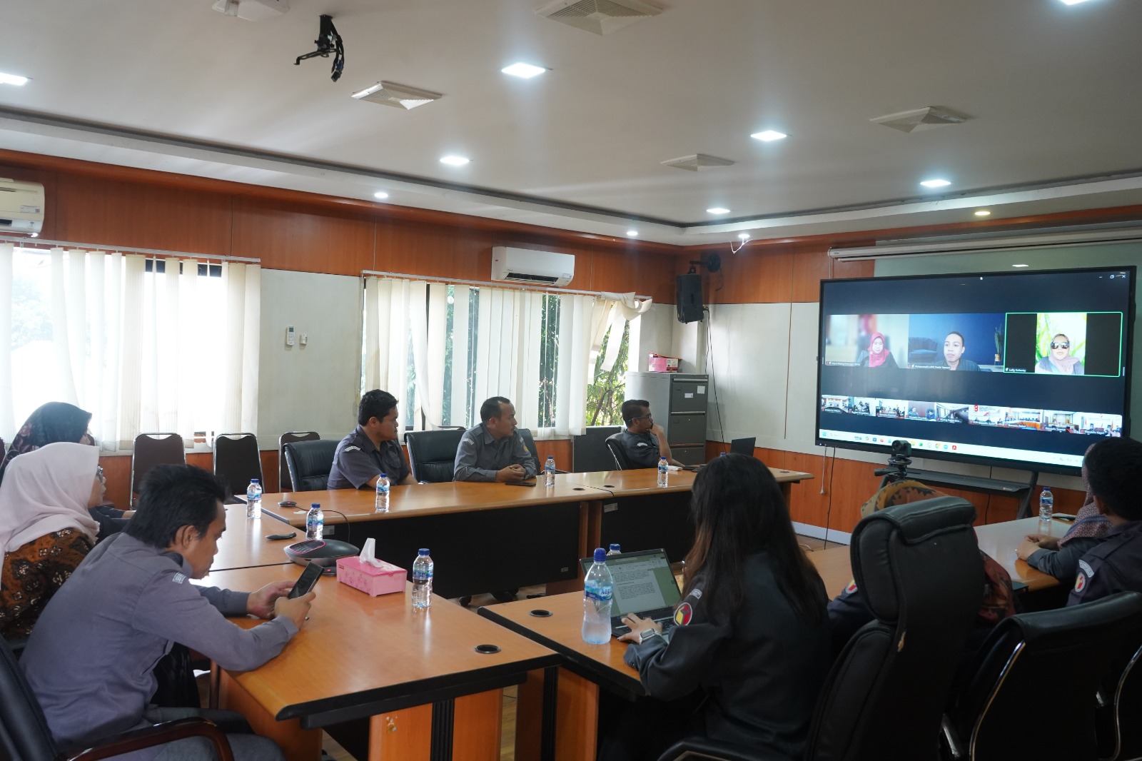 Kordiv. P2H Hj. Nurymah dan staf Sekretariat Bawaslu Provinsi Jawa Barat saat mengikuti Rapat Sosialisasi Pendidikan Pengawas Partisipatif (P2P) yang digelar oleh Bawaslu RI secara daring di Ruang Rapat Bawaslu Provinsi Jawa Barat, Kota Bandung, Selasa (5/5/2026).