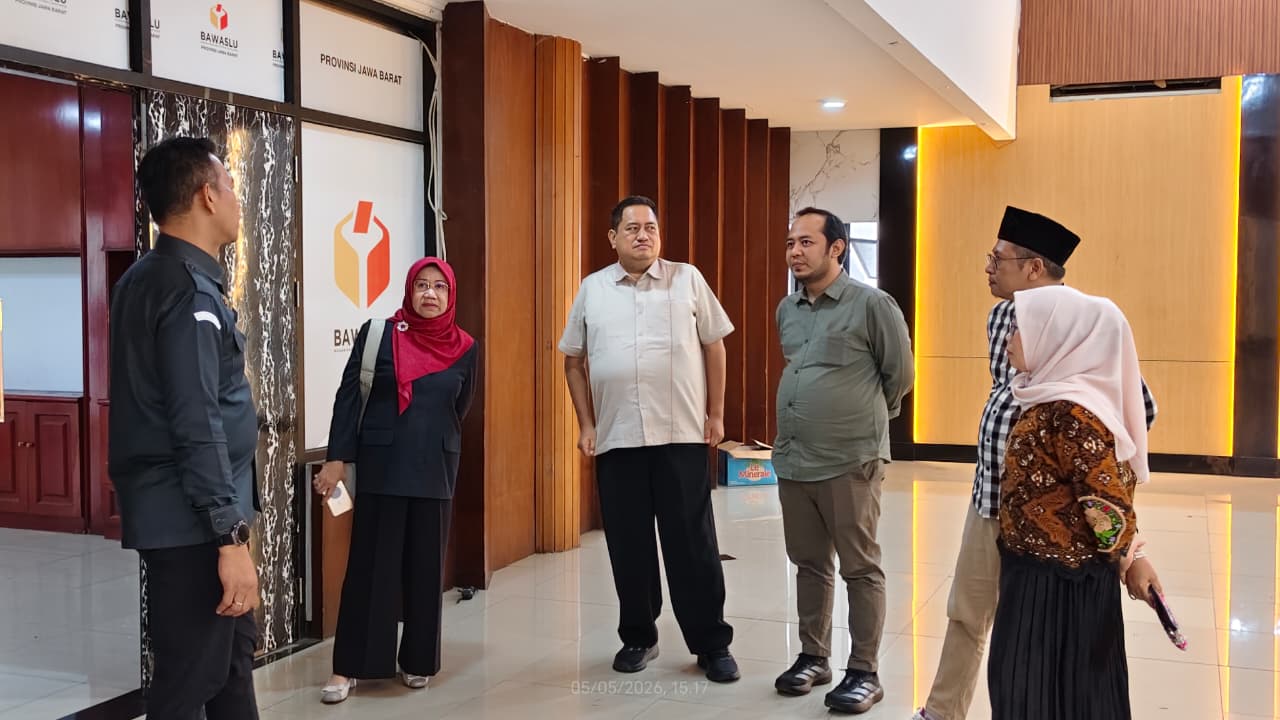 Deputi Bidang Dukungan Teknis Bawaslu RI Yusti Erlina dan Kepala Biro Fasilitasi Pengawasan Pemilu Eliazar Barus saat melakukan supervisi pengawasan PDPB dan meninjau fasilitas gedung baru di Kantor Bawaslu Provinsi Jawa Barat, Bandung, Selasa (5/5/2026).